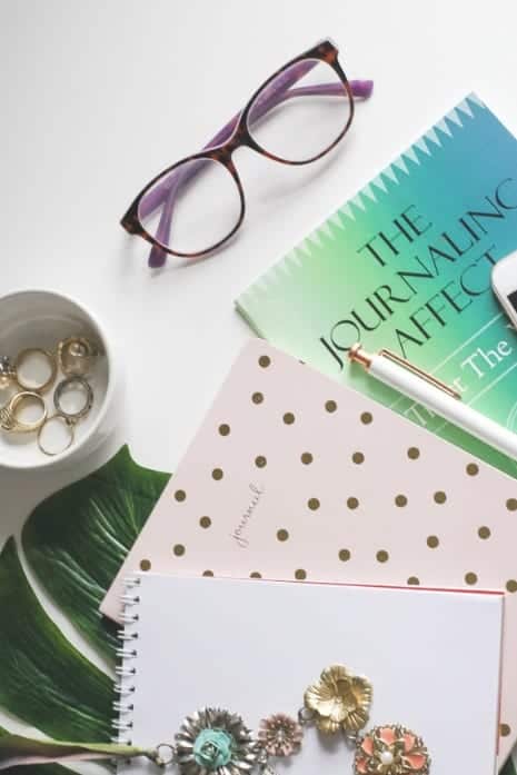 Want free feminine styled stock photos? Check out this list to get over 1,000 free stock photos to brand your blog, or re-pin for later #girlboss #femininephotos
