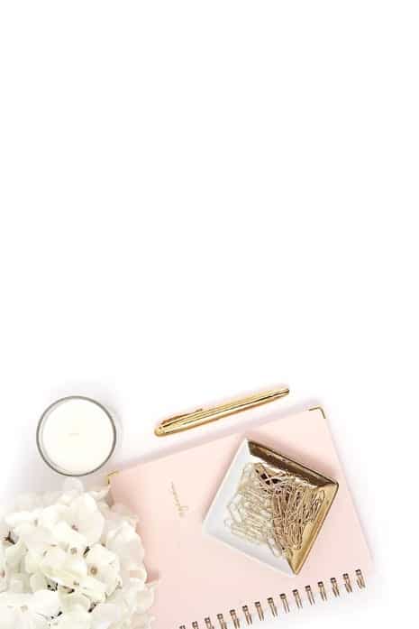 Want free feminine styled stock photos? Check out this list to get over 1,000 free stock photos to brand your blog, or re-pin for later #girlboss #femininephotos