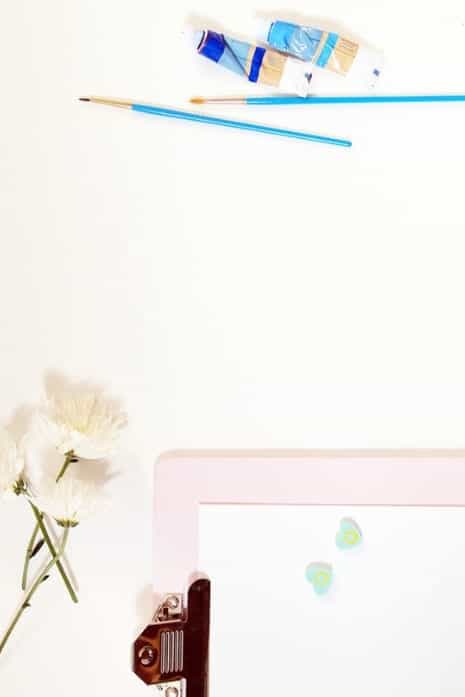 Want free feminine styled stock photos? Check out this list to get over 1,000 free stock photos to brand your blog, or re-pin for later #girlboss #femininephotos