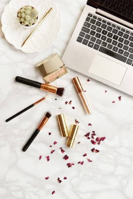 Want free feminine styled stock photos? Check out this list to get over 1,000 free stock photos to brand your blog, or re-pin for later #girlboss #femininephotos