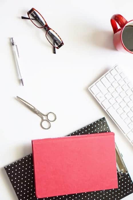 Want free feminine styled stock photos? Check out this list to get over 1,000 free stock photos to brand your blog, or re-pin for later #girlboss #femininephotos